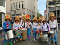 Monte Monja Gruppenbild mit Frühlingshüten beim Sambakarneval